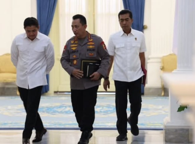 Sekretaris Kabinet Teddy Indra Wijaya menyambut kedatangan Kapolri Jenderal Polisi Listyo Sigit Prabowo di Istanan Kepresidenan Jakarta. [Instagram]